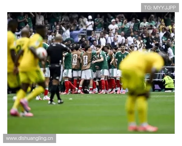 墨西哥2-0南非开门红,希门尼斯带动东道主气势 墨西哥2-0南非开门红,希门尼斯带动东道主气势